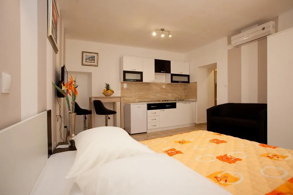Central Luxury Rooms Izidor Spalato 3*,